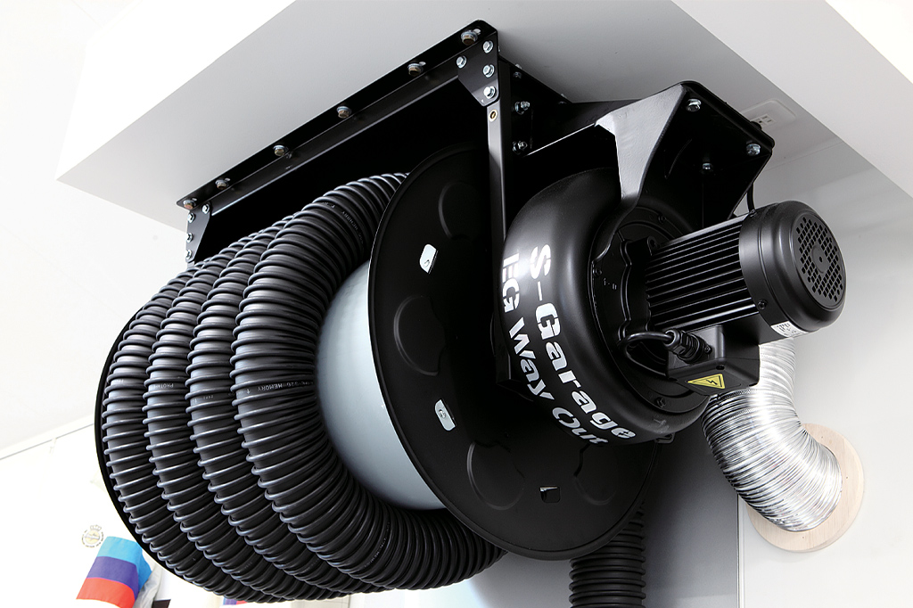 garage_life_intitial_d010