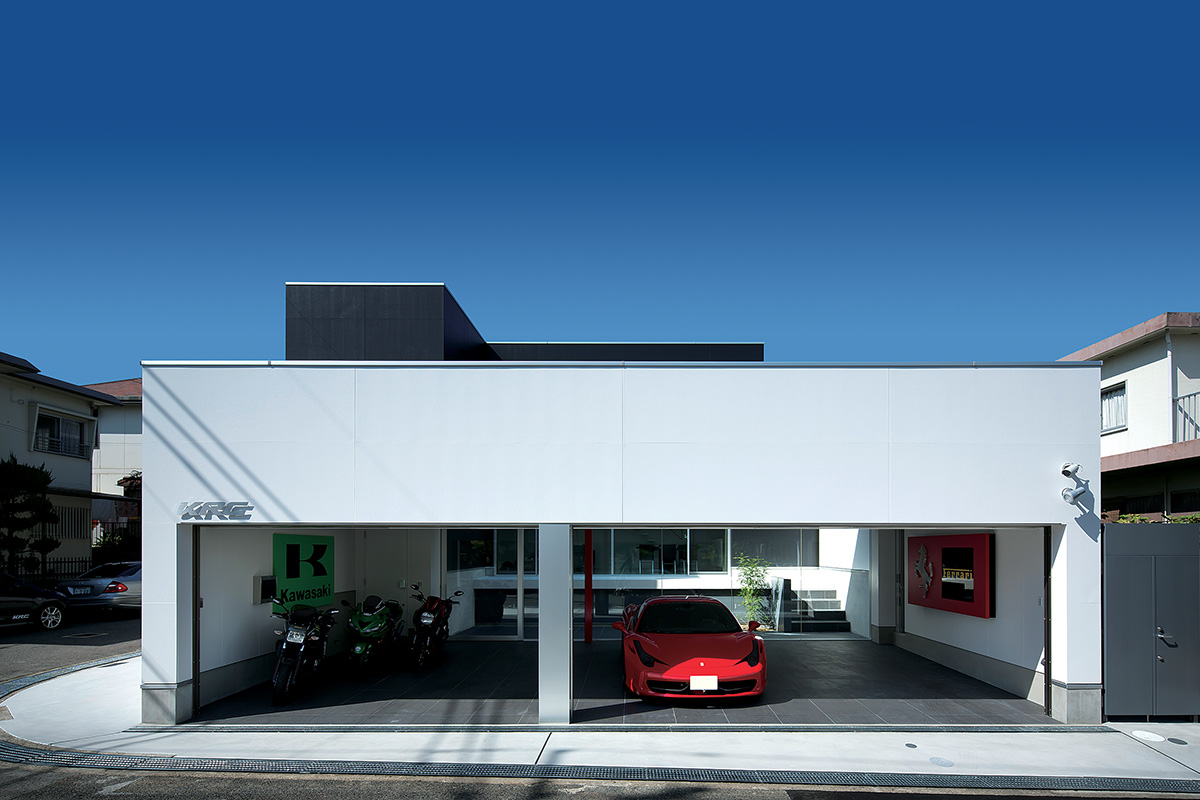 พื้นที่โรงจอดรถสำหรับจอดรถยนต์ 3 คันและมอเตอร์ไซค์ กว้างพอที่จะใช้เป็น Gallery และ Show up space ได้ด้วย เป็นการออกแบบที่เรียบง่ายแต่ดูดีมีระดับ