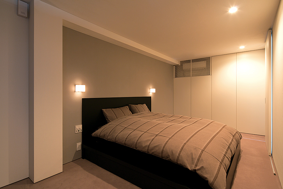 พื้นที่ชั้น 2 ประมาณ 63 ตารางเมตร ห้องนอนกว้างขวาง มีตู้เก็บของพร้อมสรรพ พื้นปูพรม ทำให้รู้สึกผ่อนคลาย