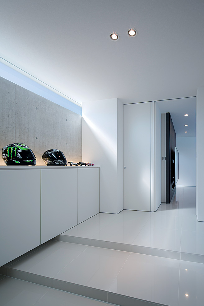 ลองมองเข้าไปจากทางเข้า จะเห็นกำแพงคอนกรีตและช่องหน้าต่างแบบ slit นอกจากจะเป็นดีไซน์ที่สวยแล้ว ยังเป็นช่องให้แสงแดดส่องเข้ามาได้ ซึ่งเป็นสิ่งสำคัญอีกด้วย