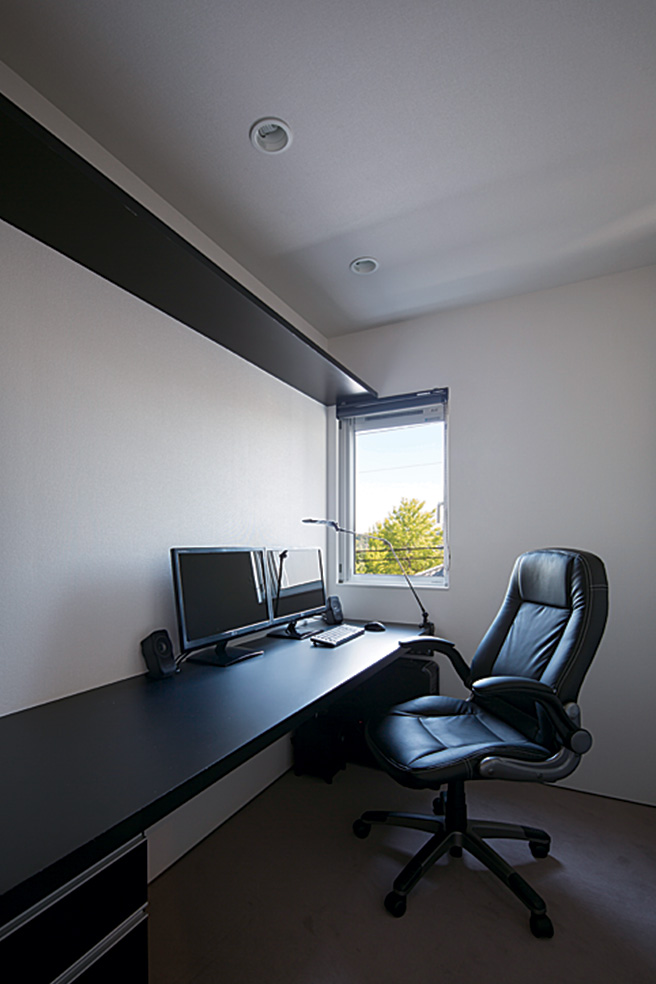 ห้องหนังสือบนชั้น 2 ที่มีหน้าต่างหันไปทางสวน ทำโต๊ะยาวติดพร้อมลิ้นชัก เพื่อความสะดวกในการใช้งาน ใช้เป็นพื้นที่ทำงานหรืออ่านหนังสือจนลืมเวลาไปได้เลย