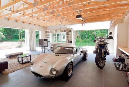 เมื่อเปิดประตูด้านหน้าที่เป็นประตูแบบยกขึ้น (over door) และประตูด้านข้างที่เป็นบานเฟี้ยม (folding door) ออก จะทำให้รู้สึกปลอดโปร่ง คานไม้บนเพดานไม่ทาสี ให้ความรู้สึกเป็นธรรมชาติตามความต้องการของเจ้าของบ้าน