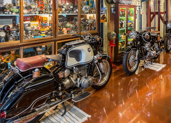 ตกแต่งด้วยตู้ไม้ที่มีของสะสม เพื่อให้อารมณ์วินเทจหน่อย