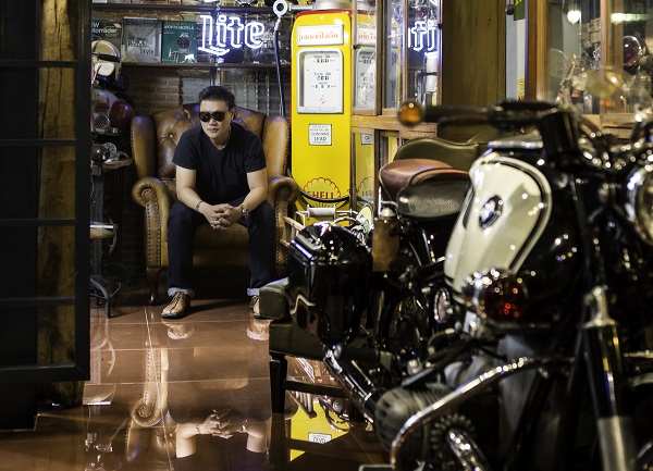 คุณณัฐพงษ์ สุธรรมโชติ ในลุค Biker ท่ามกลางของสะสมที่ชื่นชอบ