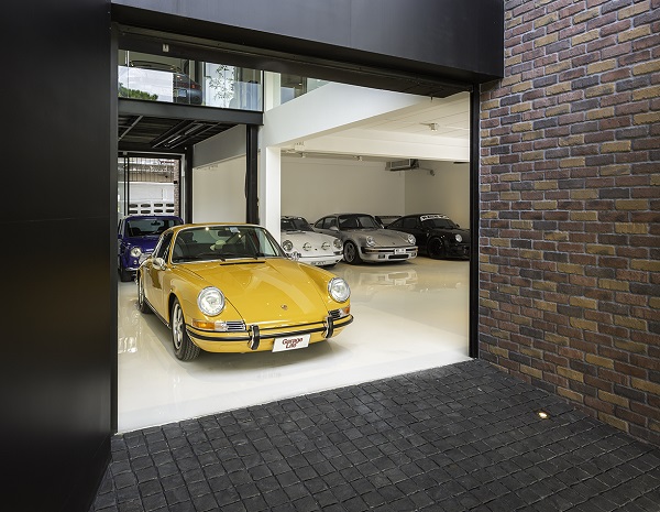 พื้นด้านหน้าโรงจอดรถปูด้วยหินคอบเบิล (Cobblestone) นอกจากแข็งแรงทนทานแล้ว ยังไม่ต้องห่วงเรื่องการดูแลอีกด้วย