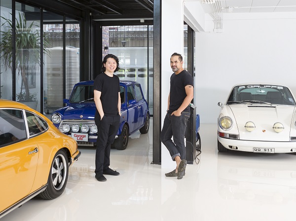 คุณเต้น และคุณกร ท่ามกลางรถ Porsche Classic เครื่องยนต์ระบบ air-cool ที่พวกเขาหลงใหล