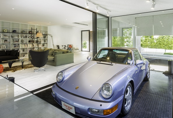 ลิฟต์ขนาด 4 เสา ที่สั่งทำพิเศษตัวนี้ สามารถรองรับเจ้า Porsche 911 Targa ได้อย่างสบาย แถมยังมีพื้นที่เหลือให้เดินชมได้รอบคันอีกด้วย