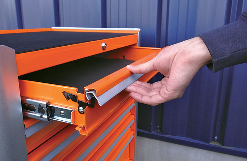 oฟังก์ชันเพื่อความปลอดภัยที่ป้องกันไม่ให้ลิ้นชักเลื่อนออกมา มีฟังก์ชันล็อกลิ้นชัก ถ้าไม่ยกที่จับขึ้นลิ้นชักจะไม่เลื่อนออกมา นอกจากนั้น เวลาจะปิดลิ้นชักตอนที่มือสองข้างไม่ว่าง จะมีฟังก์ชัน Auto Closer ที่จะดึงให้ลิ้นชักเลื่อนเข้าไปเอง ยิ่งไปกว่านั้น กรณีที่ได้รับความกระทบกระเทือนทำให้ฟังก์ชันเพื่อความปลอดภัยไม่ทำงานและลิ้นชักเลื่อนออกมา ถ้าออกมาชั้นหนึ่งแล้ว ชั้นที่เหลือทั้งหมดจะล็อกเองโดยอัตโนมัติ มีตัวอย่างหลายครั้ง เช่น เวลาเกิดแผ่นดินไหวรุนแรง ฟังก์ชันนี้จะทำงาน ช่วยป้องกันไม่ให้ตู้ล้ม