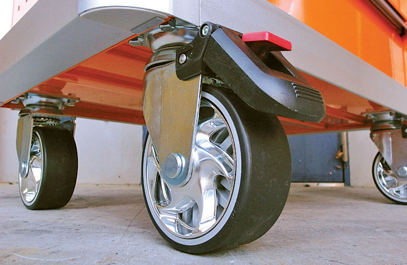 สถานที่ซ่อมรถหรือโรงจอดรถในญี่ปุ่นส่วนใหญ่จะไม่ค่อยมีที่ว่าง ถ้าเป็นตู้แบบล้ออิสระ 2 ล้อ และล้อล็อก 2 ล้อ เวลาตั้งเข้าที่จะต้องขยับหลายครั้ง แต่ถ้าเป็นล้ออิสระทั้ง 4 ล้อจะขยับได้ง่าย ถึงจะเป็นตู้หนักก็สามารถเคลื่อนย้ายได้สะดวก