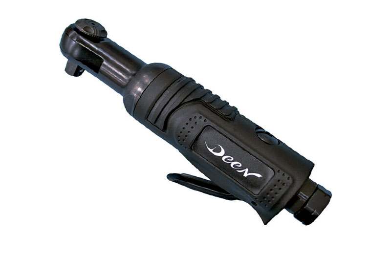 DEEN Air Ratchet รุ่นที่ให้ผู้ผลิตเครื่องมือลมทำเพื่อส่งให้แบรนด์รายใหญ่ในอเมริกา ยุโรป ญี่ปุ่น Version ใหม่ล่าสุดนี้ มีการพัฒนาของ DEEN เอง เช่น การทำให้เหมาะกับสภาพการใช้งานเครื่องมือลมที่มีความพิเศษแบบญี่ปุ่น การปรับปรุงชิ้นส่วนภายในเพื่อให้ทนทานมากขึ้น จึงได้รับความนิยมจากช่างมืออาชีพในญี่ปุ่นที่ต้องการขนาดที่กะทัดรัด