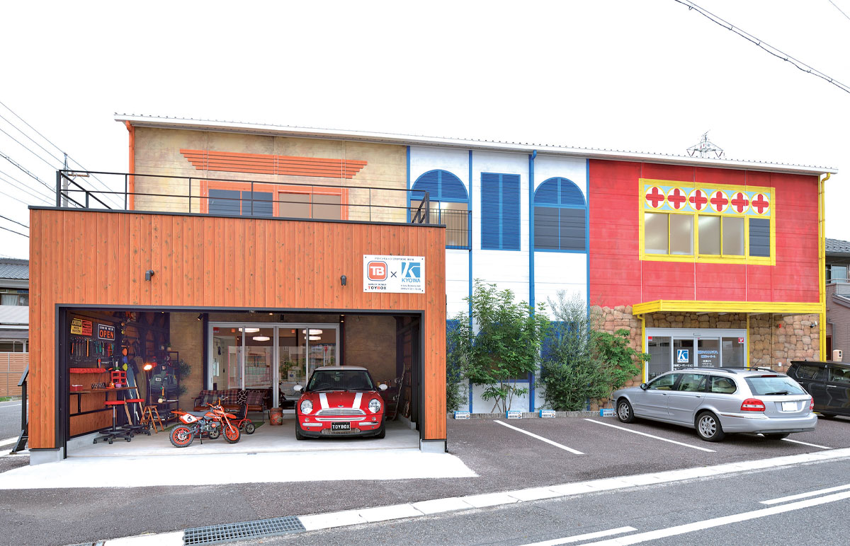 เมืองคาสุกาอิ จังหวัดไอจิ คือที่ตั้งของสำนักงานใหญ่ Kyowa Corporation โชว์รูมของที่นี่ติดตั้ง TOYBOX ไว้ และไม่ได้ใช้เป็นเพียงโรงจอดรถ แต่ยังให้คำปรึกษาเกี่ยวกับที่อยู่อาศัยด้วย