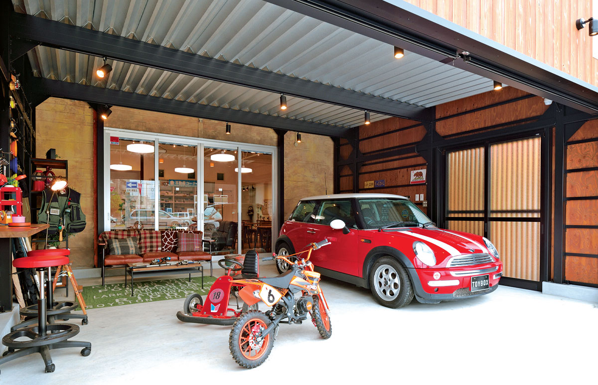 พื้นที่สำหรับงานอดิเรกที่ทำให้หัวใจของเด็กชายผ่อนคลายคือลักษณะเด่นของโรงจอดรถ TOYBOX ไลฟ์สไตล์ที่สนุกไปกับทั้งการทำงานและการเล่นอย่างจริงจัง รวมกันอยู่ในโรงจอดรถแห่งนี้แล้ว 