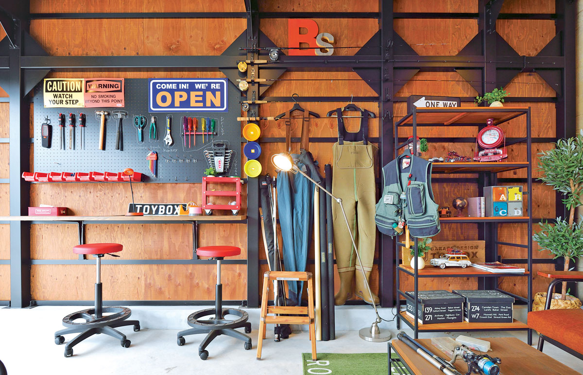 การติดตั้งเคาน์เตอร์และชั้นเก็บของที่ใช้ชิ้นส่วนโลหะ แค่เห็นว่ามีอยู่ตรงนั้นก็เป็นโลกของ TOYBOX ที่น่าตื่นเต้นแล้ว คงเป็นสถานที่พิเศษที่ทำให้ชีวิตสมบูรณ์ขึ้นแน่ๆ 