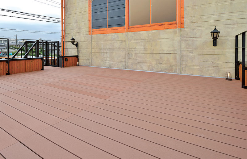 ส่วนดาดฟ้าของโรงจอดรถ จะเห็นได้ว่าพื้นที่สำหรับจอดรถได้ 2 คันนั้นกว้างขวางทีเดียว จะใช้ทำสวนหรือจะย่างบาร์บีคิวกินกันก็ได้