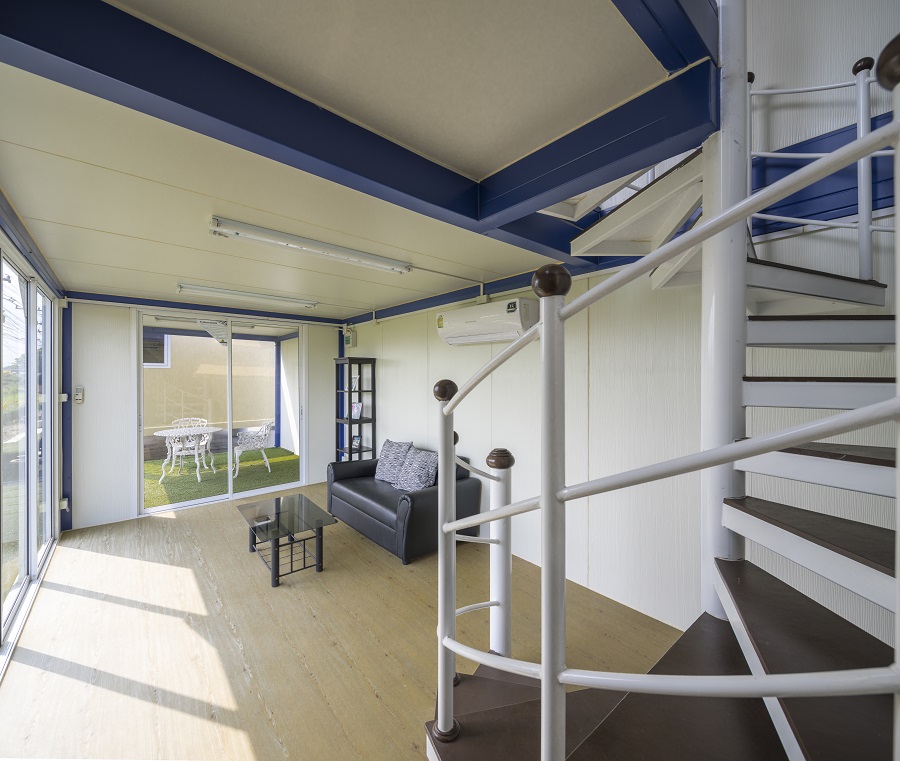 ภายในอาคารแบบ 2 ชั้น ออกแบบให้มีบันไดวน ที่สามารถเดินขึ้นไปบนชั้น 2 ได้อย่างสะดวก