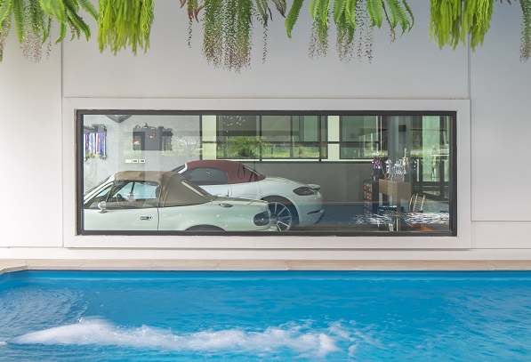 ที่เห็นในภาพเป็นมุมที่มองจากสระว่ายน้ำ รถที่อยู่ในกรอบกระจก ดูเหมือนเป็นภาพที่ติดอยู่บนผนัง คงมีความสุขไม่น้อยถ้าได้พักผ่อนไปพร้อมๆ กับบรรยากาศแบบนี้