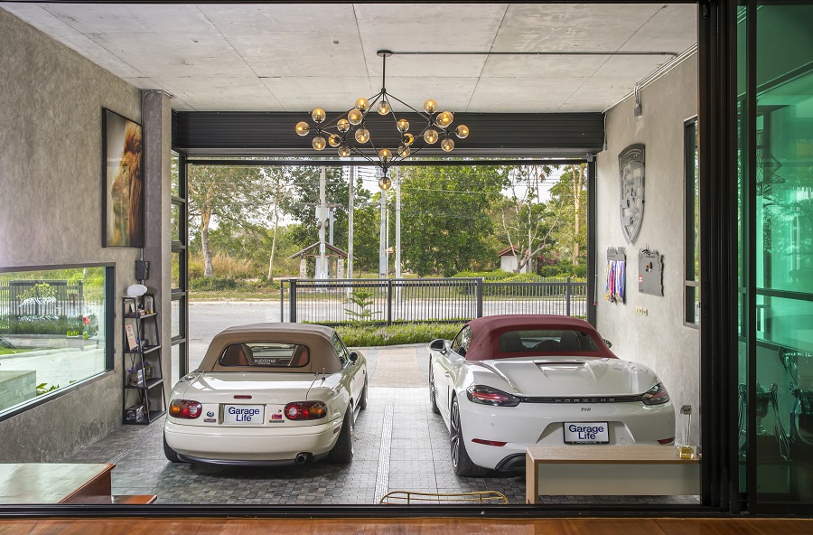 Garage House สไตล์โมเดิลลอฟท์ ที่ดูเรียบง่าย แต่งแฝงไว้ด้วยเสน่ห์ในการออกแบบไว้อย่างลงตัว เป็นที่ซึ่งมีรถสปอร์ต 2 ยุค จาก 2 สัญชาติอยู่ร่วมกัน