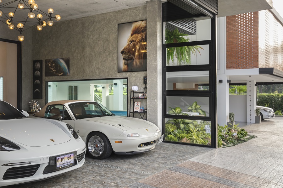 คันหนึ่งเป็น Roster สปอร์ตสัญชาติจากญี่ปุ่น Mazada MX5 NA จากยุค 90s ส่วนอีกคันหนึ่งเป็นรถสปอร์ตแท้สัญชาติเยอรมัน Porsche 718 Boxster s โมเดลล่าสุด แต่สิ่งที่ทั้งคู่มีเหมือนกันคือ เป็นรถเปิดประทุน