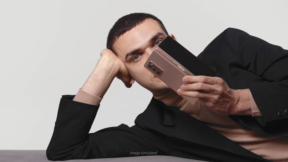 GalaxyZFold2_Lifestyle1