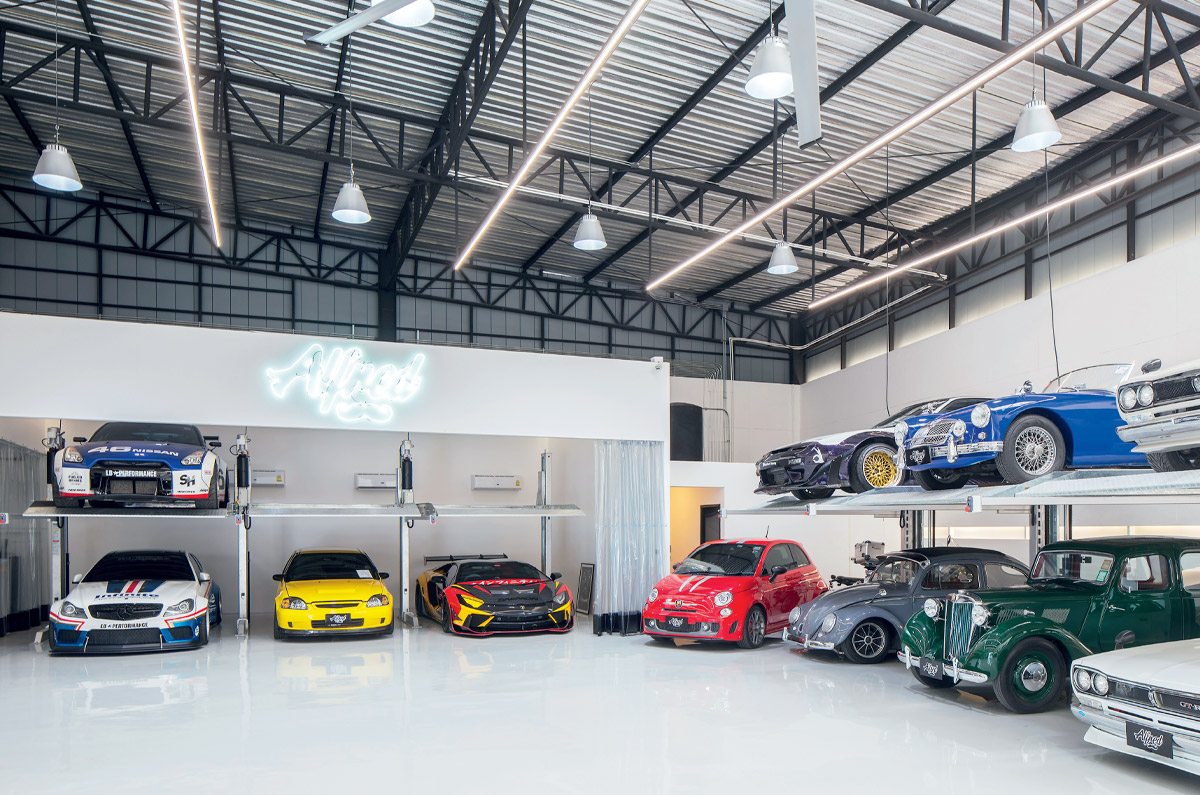 บริเวณ Car Hotel ติดตั้งลิฟต์รอบๆ เพื่อเพิ่มพื้นที่ในการจอดรถ สามารถจอดรถได้มากกว่า 20 คัน