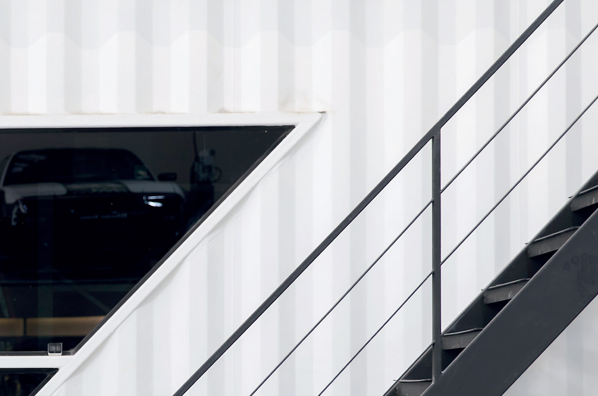 ผนังภายในใช้เมทัลชีทที่มีการเคลือบตัวสะท้อนความร้อน มีผิวขรุขระ ช่วยลดเรื่องไฟฟ้าสถิตได้ดี ทำให้ฝุ่นไม่เกาะง่าย ช่วยลดการเกิดคราบสกปรก