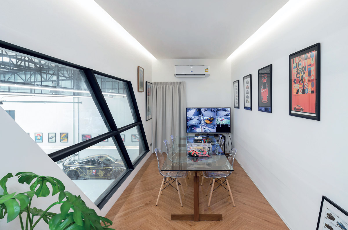 ส่วนออฟฟิศ ให้ลูกค้าเข้านั่งพูดคุยรายละเอียดโครงการ ตั้งอยู่บนชั้น 2 เพื่อให้มองลงไปเห็นภาพรวมของพื้นที่จอดรถภายใน Alfred Automotive Butler Service ทั้งหมด