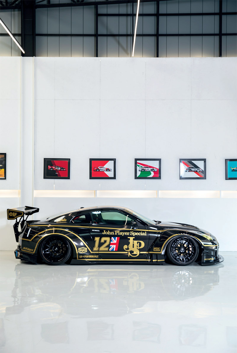 ) โซนของ Alfred Automotive Butler Service เป็นโทนสีขาว เพราะถูกวางเอาไว้ให้เป็นเหมือนห้องแล็บ เพื่อให้ทุกอย่างดูสะอาดตา เมื่อมีรอยน้ำมันรั่ว หรือเกิดข้อผิดปรกติของรถยนต์จะสังเกตเห็นได้ง่าย และสามารถแก้ไขได้ทันท่วงที