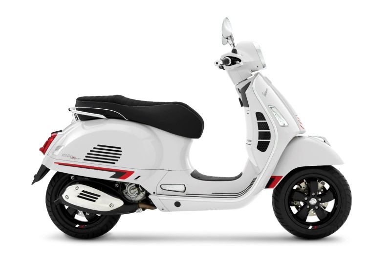 Vespa GTS Super Sport 300 HPE - White Innocenza (4)