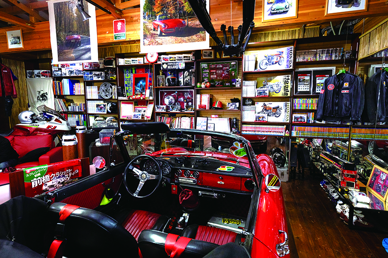 จากภาพถ่ายภายในของโรงจอดรถก็รู้ได้ทันทีว่าสถานที่แห่งนี้เป็นพื้นที่ของงานอดิเรกอย่างแท้จริง (หรือเรียกว่าพื้นที่แห่งความหลงใหลก็ได้)