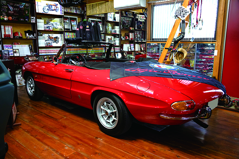 Toyota Duet ปี 1967 ที่ใช้เวลา restore อยู่ประมาณ 2 ปี คุณมิยาซากิลงมือขัดชิ้นส่วนต่างๆ ด้วยด้วยตนเอง ส่วนล้อเลือกที่ใช้กับ Skyline GT ของ Campagnolo (ผลิต PCD Changer)