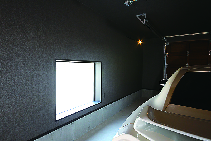 โดยปกติแล้วส่วนใหญ่หน้าต่างมักจะถูกติดตั้งในตำแหน่งสูงเพื่อไม่ให้เห็นด้านในของโรงจอดรถ แต่ที่นี่ตั้งใจติดตั้งหน้าต่างให้อยู่ในตำแหน่งที่ต่ำเพื่อให้สามารถมองเห็นรถภายในโรงจอดรถได้จากด้านหน้า