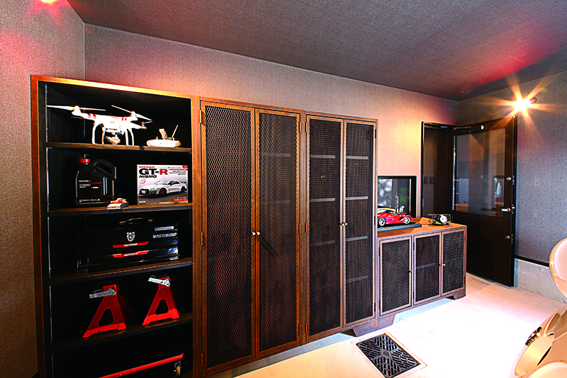 ด้านในสุดของโรงจอดรถติดตั้งตู้ไว้ ดูเข้ากับสไตล์อินดัสเทรียลของโรงจอดรถนี้เป็นอย่างดี จริงๆ แล้ววัสดุเป็นไม้แท้ แต่นำมาแปรรูปแบบเอจจิ้งให้ดูเป็นเหล็กวินเทจ