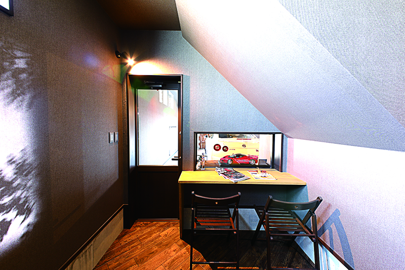 ประตูเข้า-ออกระหว่างห้องงานอดิเรกกับโรงจอดรถมีหน้าต่างติดตั้งไว้ด้วย ได้เพลิดเพลินไปกับเวลาส่วนตัวไปพร้อมๆ กับมองรถที่จอดอยู่ในโรงจอดรถก็ดีไม่น้อย