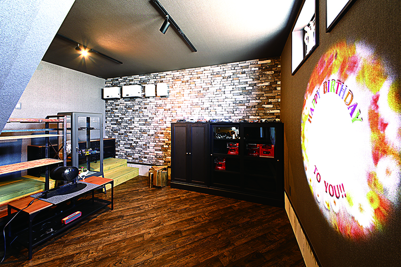 ด้านในสุดของโรงจอดรถคือห้องสำหรับงานอดิเรก ทำระดับพื้นให้เท่ากับส่วนของโรงจอดรถ ส่วนที่จะมุ่งหน้าไปสู่ห้องนั่งเล่นทำเป็นขั้นบันไดไว้