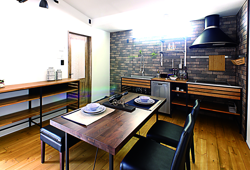 ห้องทานอาหารและห้องครัวที่ต้องการให้ความสำคัญเรื่องดีไซน์ ใช้เครื่องครัวเงินของ “WOODONE” และวัสดุกำแพงของ “IKEA” ได้ออกมาเป็นบรรยากาศแบบสโลว์ไลฟ์อย่างที่เห็น