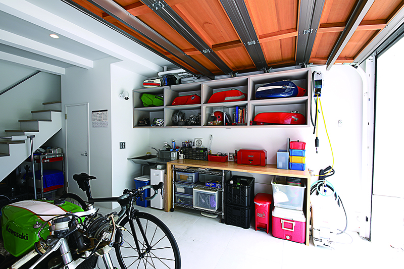 โต๊ะทำงานที่เตรียมพร้อมเพื่อที่จะทำงานในโรงจอดรถ ด้านซ้ายมีห้องน้ำ มีการวางแผนเพื่อให้เพื่อนๆ สามารถใช้เวลาอยู่ที่นี่ได้โดยไม่ต้องไปบ้านที่เป็นอาคารหลัก