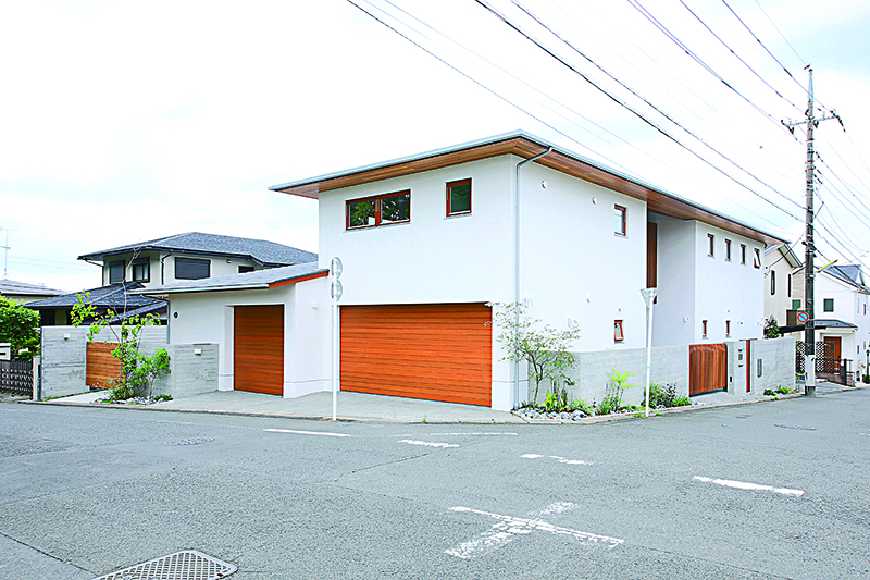 บ้านคุณยุกุจิ โรงจอดรถ 2 หลัง ประตูโรงจอดรถไม้ 3 บานและประตูหน้าบ้าน 2 บาน