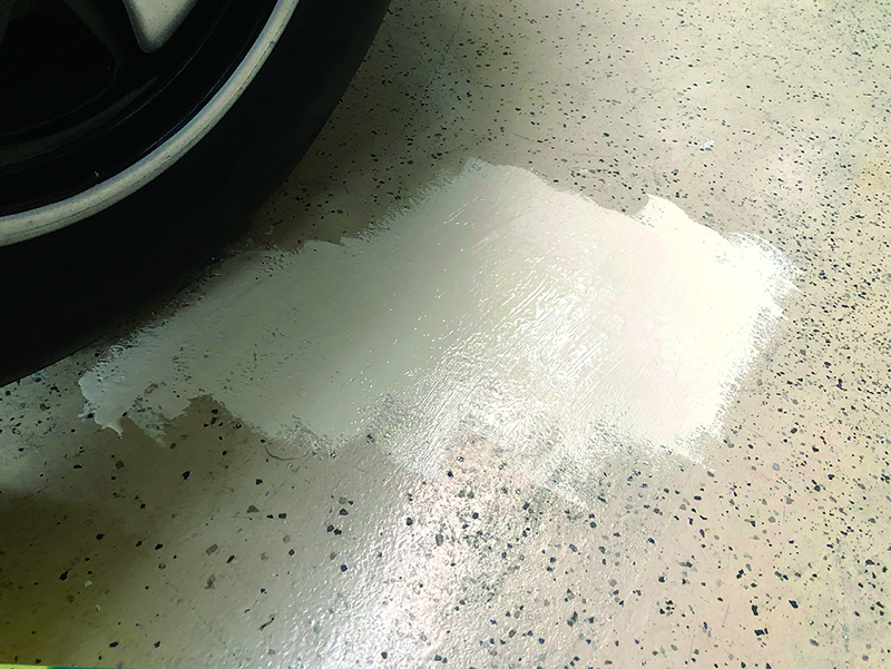 มีร่องรอยสีถลอกตรงส่วนที่โดนยางเสียดสีบ่อยๆ จึงซ่อมแซมบริเวณนั้น ซึ่งมีขนาดประมาณ 30 ซม. ที่จริงบริเวณที่ถลอกเล็กกว่านี้ แต่ทาสีให้กว้างกว่าเพื่อให้สวยงามขึ้น