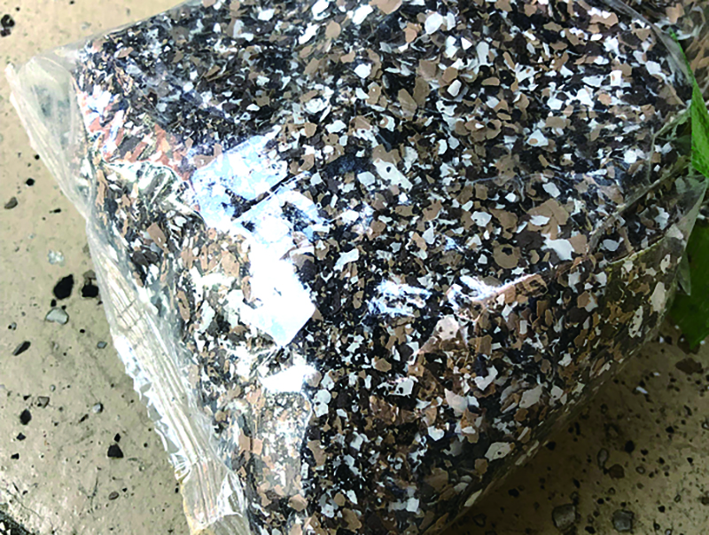 ชิปสีน้ำตาลดำและขาวมาพร้อมกับสีเบจ