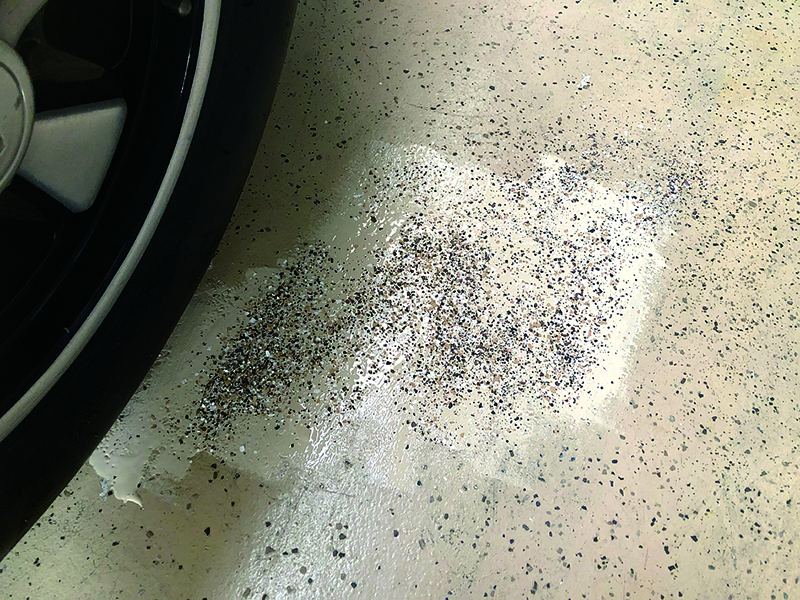 ทาสีแล้วโรยชิปให้เท่ากันก่อนที่สีจะแห้ง เมื่อสีแห้งชิปจะถูกอัดลงไปและเป็นลวดลาย ดังนั้นไม่ต้องกังวลเกี่ยวกับความไม่สม่ำเสมอของสี