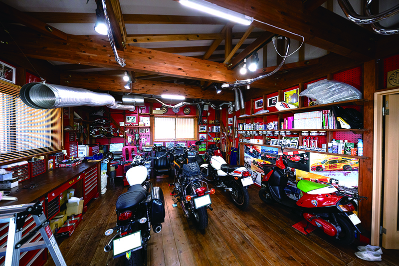 ปูพื้นด้วยแผ่นไม้ ทำให้บรรยากาศเหมือนนำรถคันโปรดและมอเตอร์ไซค์เข้ามาเก็บไว้ในห้องนั่งเล่นมากกว่าในจอดไว้ในโรงจอดรถ