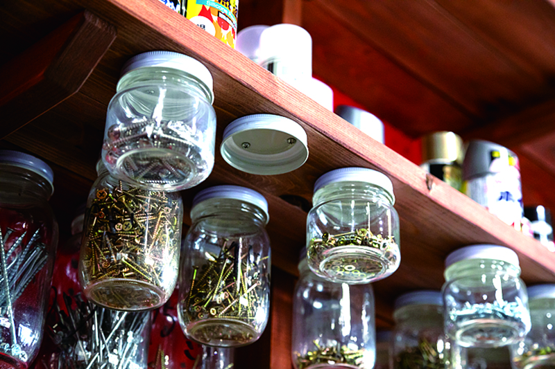 ไอเดียการจัดระเบียบสกรูชนิดต่างๆ โดยการยึดฝาขวดติดกับชั้นวาง เป็นรายละเอียดที่น่านำไปทำตาม วิธีการเก็บหัวเทียนก็ยอดเยี่ยมเช่นกัน โรงจอดรถของคุณมิยาซากิเต็มไปด้วยการประยุกต์พลิกแพลงมากมาย