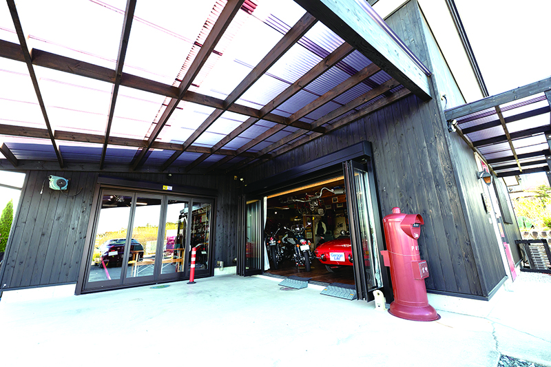 วางสโลปไว้ที่ระหว่างโรงจอดรถและภายนอกช่วยแก้ปัญหาพื้นที่ต่างระดับได้ มองจากมุมนี้จะเห็นได้ว่า บ้านมิยาซากินั้นเมื่อมองจากภายนอกดูเป็นบ้านที่มีสไตล์ คนบ้านใกล้เรือนเคียงที่ไม่ได้มีความสนใจเรื่องรถมอเตอร์ไซค์หรือรถยนต์หากได้เข้ามาเห็น ต้องประหลาดใจแน่