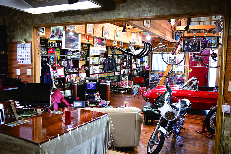 ด้านในสุดของอาคารเป็นพื้นที่สำหรับใช้ชีวิต คุณมิยาซากิจะอาศัยอยู่ที่นี่ในวันหยุดสุดสัปดาห์เท่านั้น มีเตา pellet stove ตั้งไว้ ส่วนที่นำไปสู่ทางเข้าบ้านตกแต่งด้วยสีธงชาติอิตาลี เขาเพลิดเพลินกับการใช้ชีวิตแบบนี้