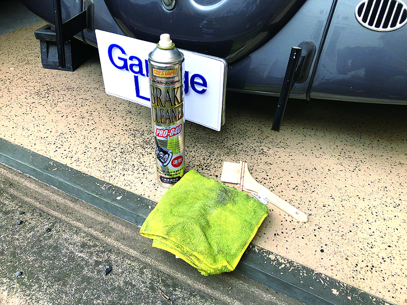 นอกจากชุดสีแล้ว ในครั้งนี้ยังเตรียมแปรงทาสี น้ำยาทำความสะอาดเบรก เศษผ้า เพื่อซ่อมแซมบางส่วน ขั้นตอนในการทำคือ กำจัดฝุ่นออกก่อนแล้วใช้แปรงทาสีที่คนให้เข้ากันแล้ว