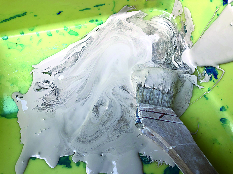 ไม่ได้วางแผนที่จะใช้ 1 กระป๋อง จึงนำสี A กับสี B เทลงบนพาเลทที่เตรียมไว้ แล้วใช้แปรงผสมสี