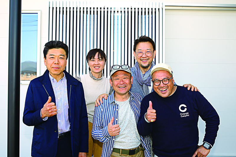 จากทางขวาคุณคาวากามิ จาก Orange Company, คุณนากามุระ ที่ปรึกษา, คุณทาคาฮาชิ แห่ง TAKAKI Home, ภรรยาคุณทากาฮาชิ และคุณฮากิตะ เจ้าของ GTR การรวมเอามืออาชีพด้านต่างๆ ในวงการก่อสร้างมาไว้ด้วยกัน ทำให้ Garage House แห่งนี้เป็นจริงขึ้นมาได้