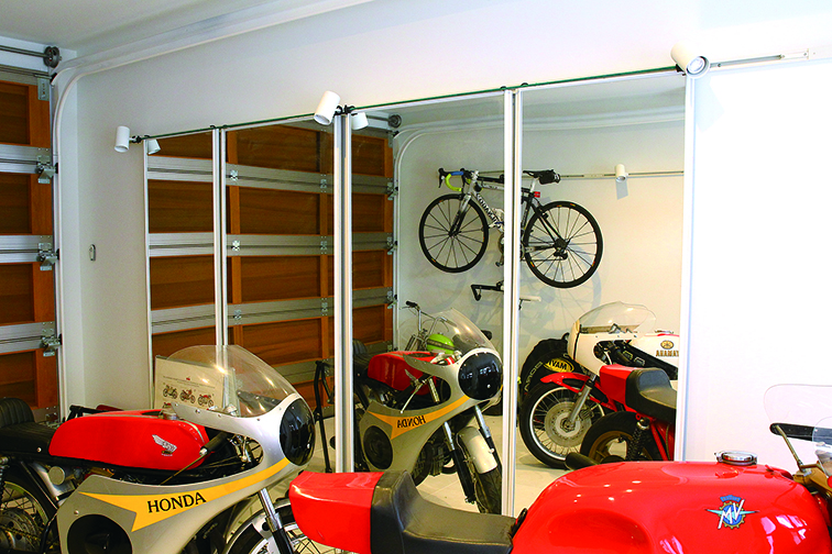 ติดประตูโรงจอดรถเป็นกระจกเพื่อให้มองเห็นโรงจอดรถจากห้องนั่งเล่น กลางคืน พอเปิดไฟในโรงจอดก็จะมองเห็นรถสุดรัก