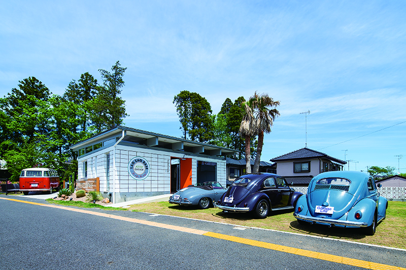 วันที่ไปถ่ายทำสัมภาษณ์นั้นเป็นวันที่สมาชิกชมรม Volkswagen “Earlys” และเจ้าของรถ Volkswagen คลาสสิก มารวมตัวกันพอดี ที่สนามหญ้าสามารถจอดรถเรียงกันได้