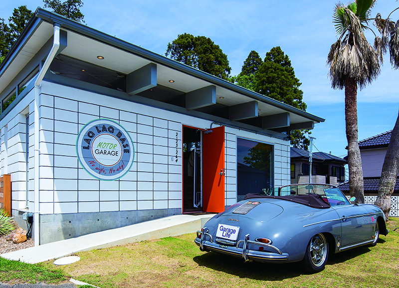 พียงแค่แวบแรกหน้าอาคารโรงจอดรถที่สวยงาม ก็ชวนให้นึกถึงบรรยากาศแบบแคลิฟอร์เนีย งานก่อสร้างเสร็จสมบูรณ์ด้วยการหลอมรวมเข้ากับการดีไซน์ของคุณโอคุโนะแห่ง “Beam Factory”